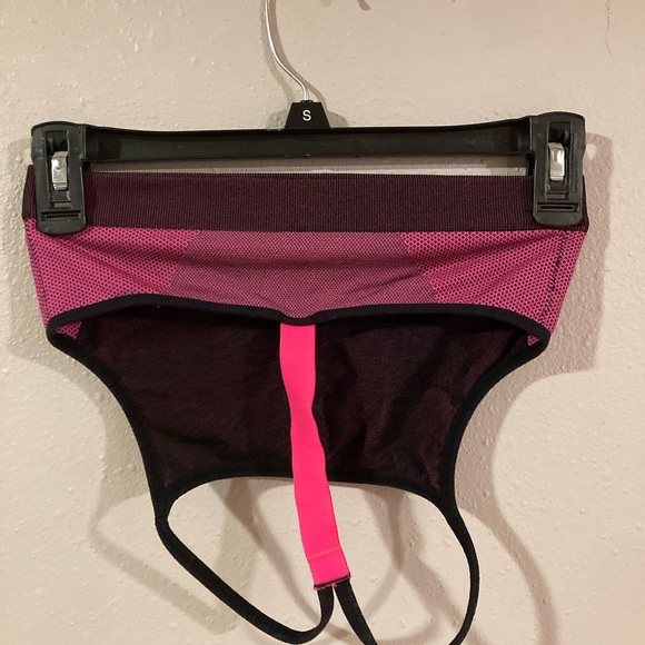 Girl's Nike Pink/Black Seamless Racerback Dri Fit Training Sports Bra Size XL - Picture 2 of 2